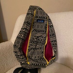 Kavu Geometric Black and White Sling Bag